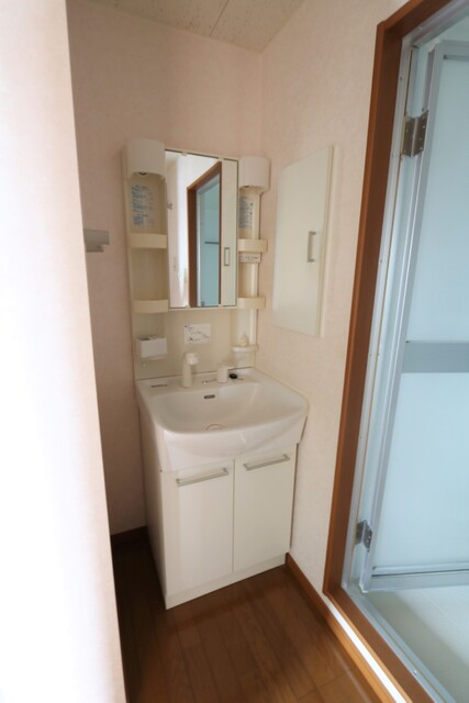 洗面設備　☆便利なシャワー付独立洗面台☆