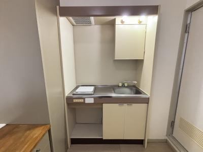 キッチン　キッチン下、上にも収納有り。左側には移動式収納有り。