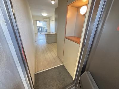 玄関　大きな下駄箱付き。照明付き飾り棚も是非飾って下さい。