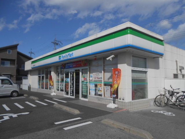 コンビニ　ファミリーマート川瀬馬場店様（コンビニ）まで900m