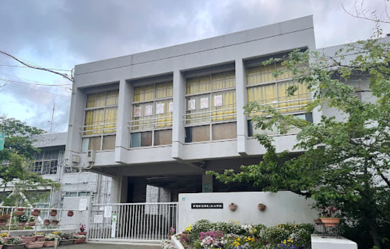 小学校　芦屋市立朝日ケ丘小学校（小学校）まで576m