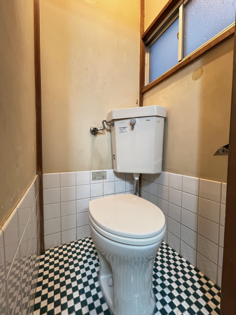 都営浅草線 馬込駅 徒歩3分 2階建 築52年のトイレ写真