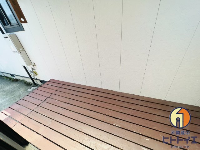 バルコニー　洗濯にも便利なウッドデッキスペースです♪