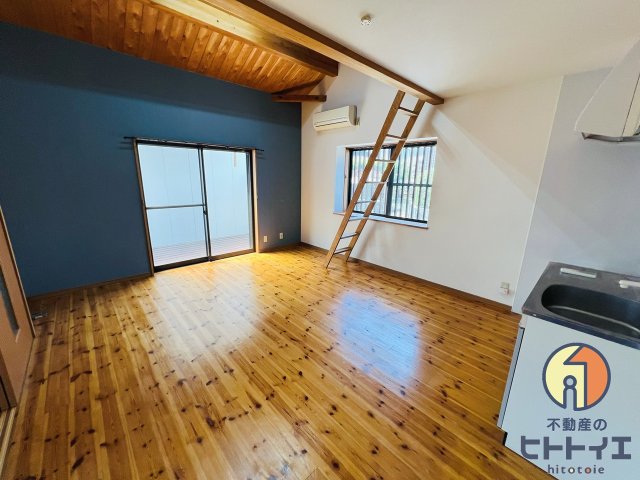 居室・リビング　ロフト付きの居間です