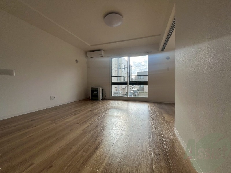 居室・リビング　フローリングと壁のカラーが明るい雰囲気ですね！