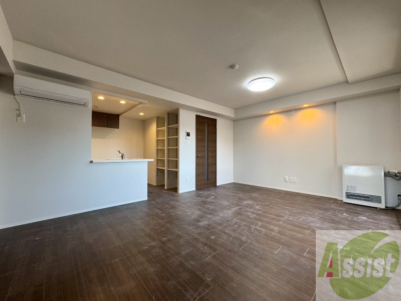 居室・リビング　木目のフローリングは落ち着きのある印象のお部屋になりますね。