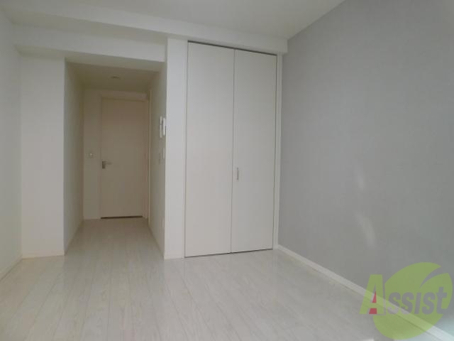 居室・リビング　白を基調とした清潔感のある洋室です