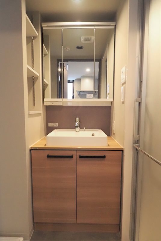 洗面設備　三面鏡の洗面化粧台