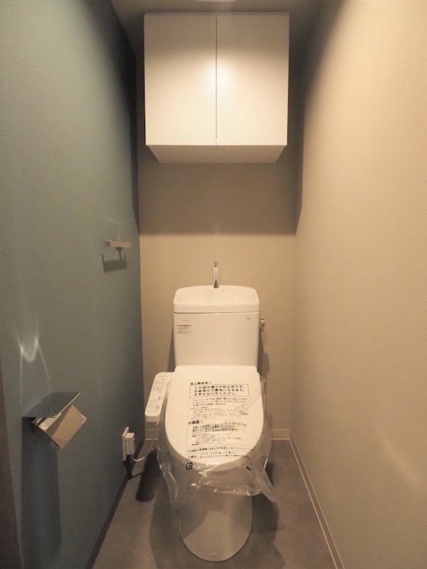 トイレ　収納棚/温水洗浄便座付き