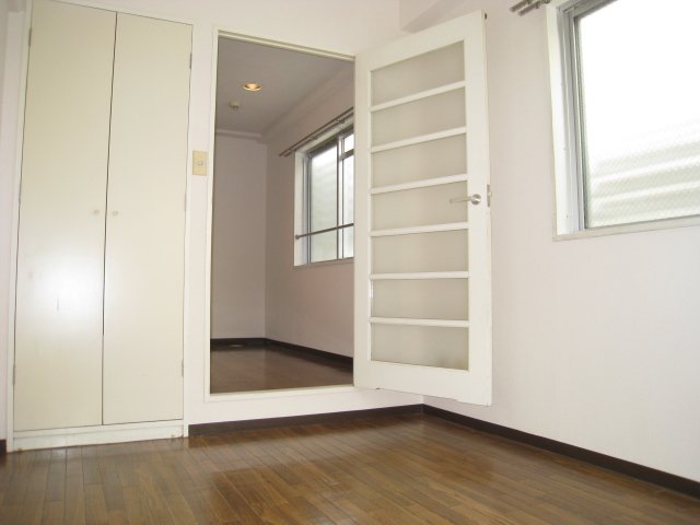 居室・リビング　同物件、別号室のものです。