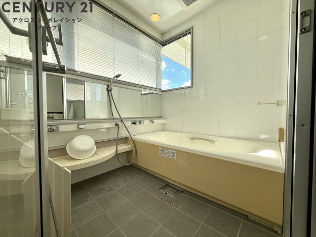 バス・シャワールーム　浴室内に窓付きで換気もしやすい！