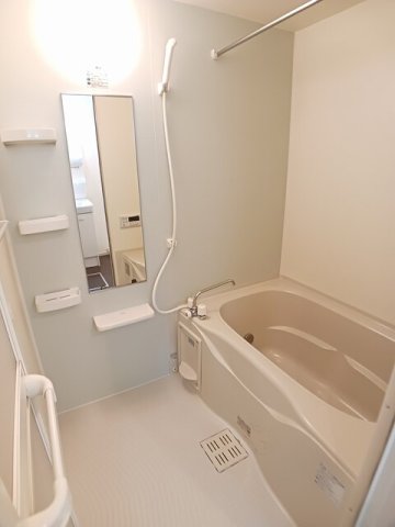 バス・シャワールーム　コンパクトで使いやすいお風呂です