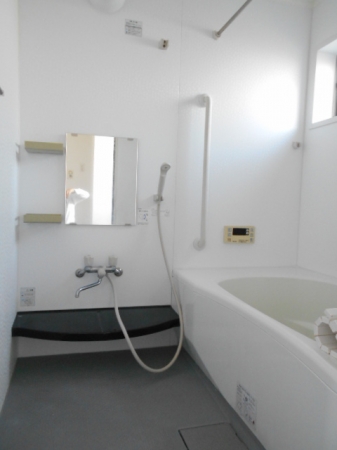 バス・シャワールーム　コンパクトで使いやすいお風呂です