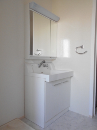 洗面設備　明るい洗面所です