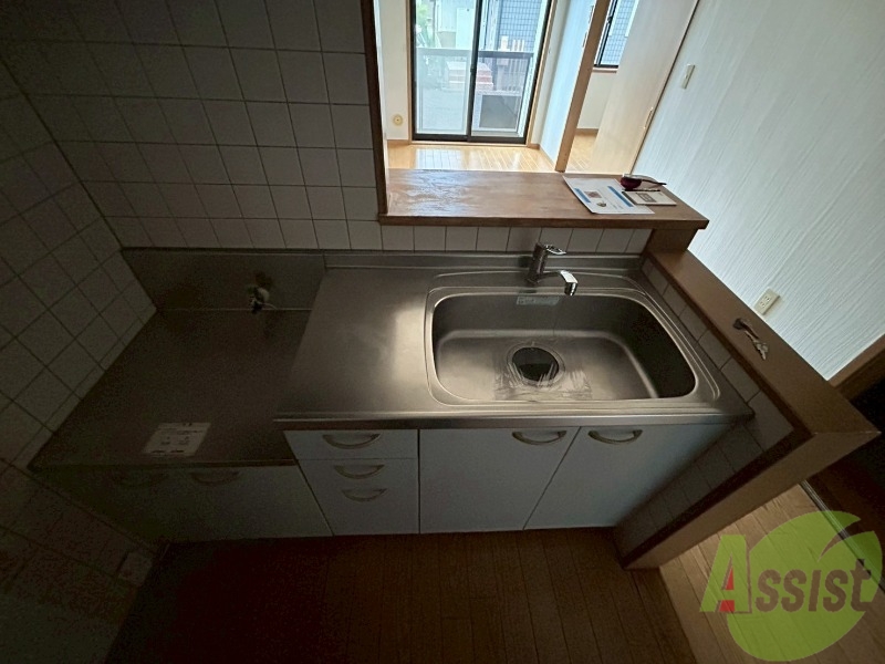 キッチン　収納充実で、広さもお料理するのに問題無いかと思います。