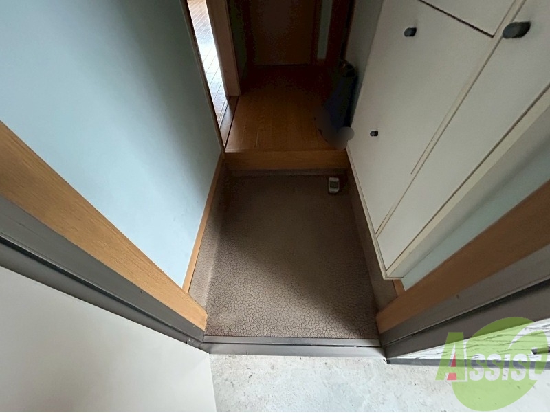 玄関　シンプルな玄関です。立ち回るのに十分なスペースがあります。