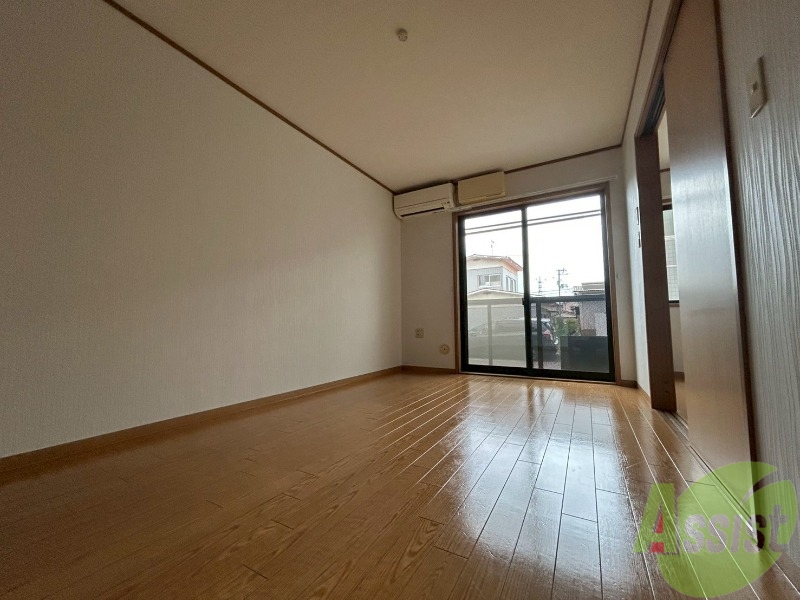 居室・リビング　こちらが１０．５帖のＬＤＫです。窓が大きく開放的です。