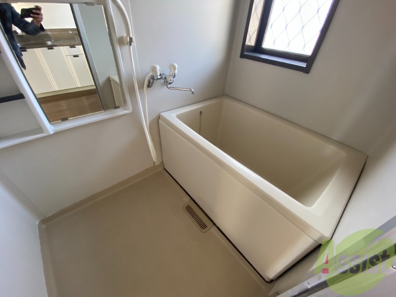 バス・シャワールーム　こちらはお風呂。一日の疲れをここで癒してください。