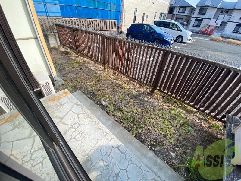 バルコニー　バルコニーはコチラ。幅があって良いですね。