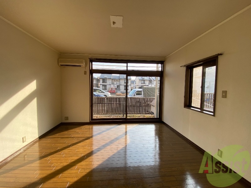 居室・リビング　リビングはこんな感じです。窓が大きくて良く陽が入ってきます。