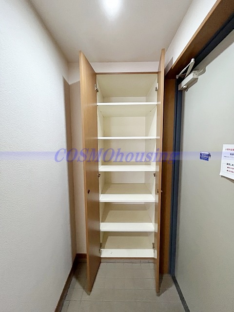 玄関　同タイプの室内写真です。