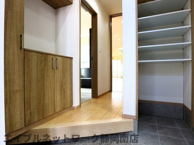玄関　収納もある玄関です