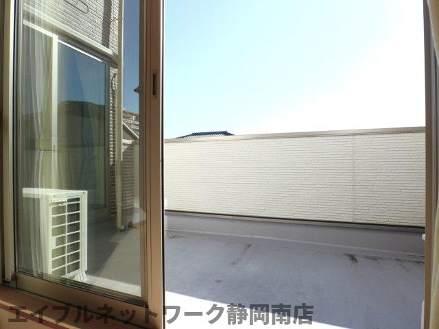 バルコニー　お洗濯にも便利なバルコニー付き