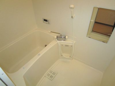 バス・シャワールーム　経済的な追い焚き機能付きの浴室