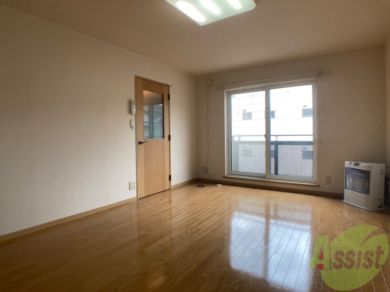 居室・リビング　リビングです。木目のフローリングが落ち着きますね。