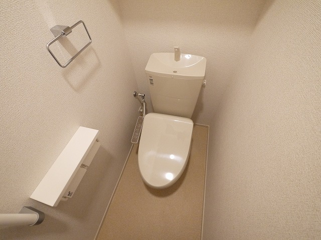 トイレ　落ち着いた色調のトイレです
