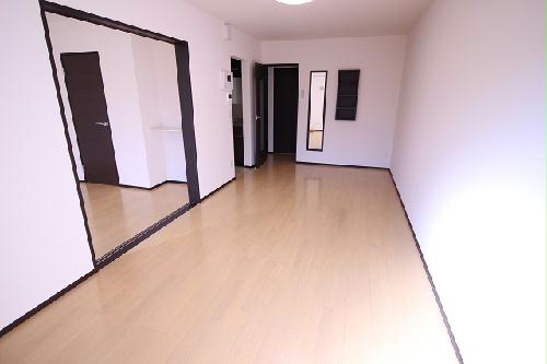 居室・リビング　リビングは広々９．２帖あります。照明・エアコン１基付。