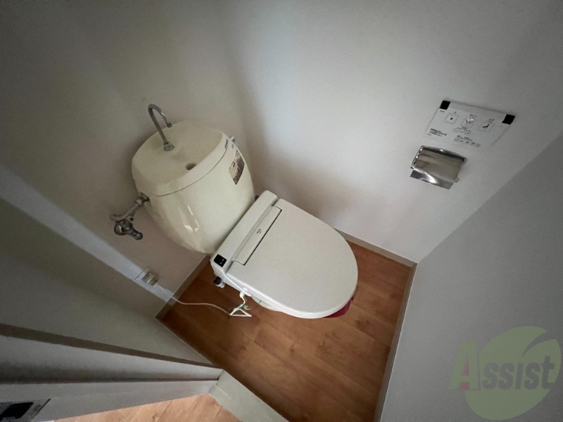 トイレ　温水洗浄便座でウォシュレット機能も付いています。