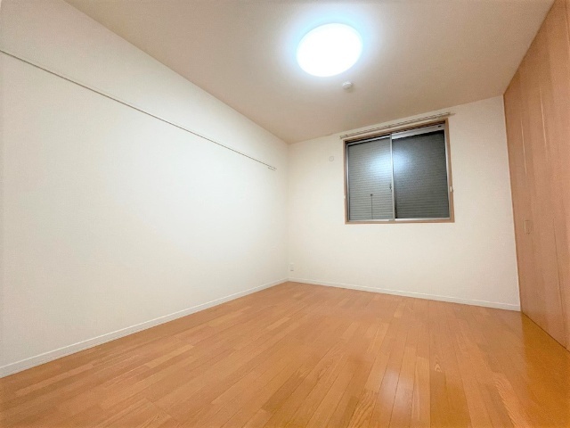 その他　北側洋間は寝室にいかがでしょう。窓用シャッター完備