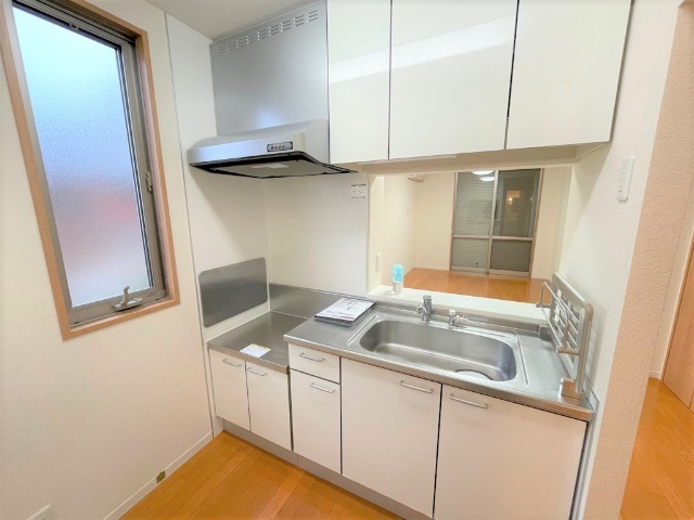 キッチン　小窓付きで換気も。カウンターキッチンでお家ゴハンを