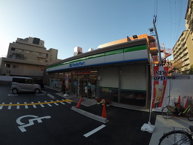 コンビニ　ファミリーマート緑地公園駅西店（コンビニ）まで370m