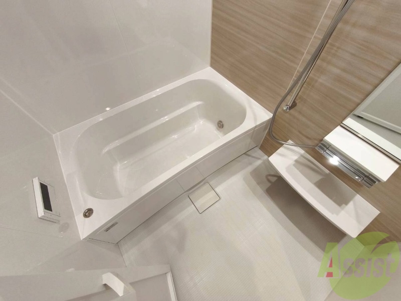 バス・シャワールーム　お風呂です。広々したバスでゆっくりくつろげます。