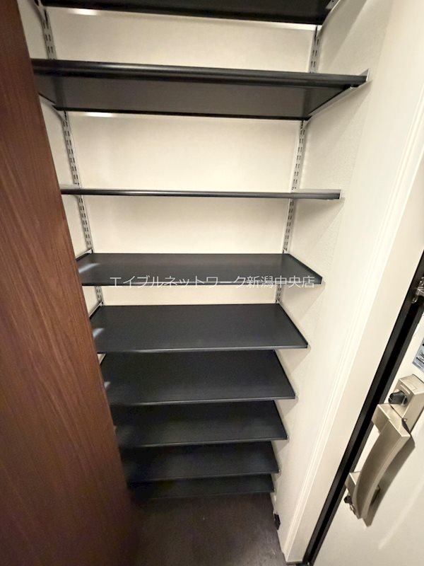 収納　※102号室参考写真、フロアによってクロス色、床色、建具色等