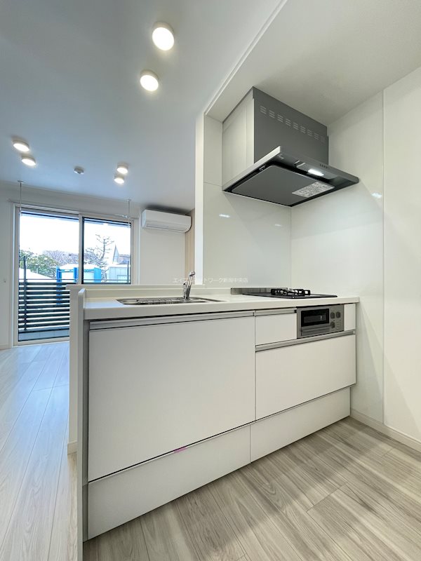 キッチン　※102号室参考写真、フロアによってクロス色、床色、建具色等