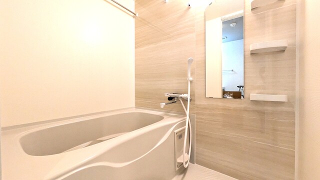 バス・シャワールーム　同型タイプの設備写真となります。現況を優先と致します。