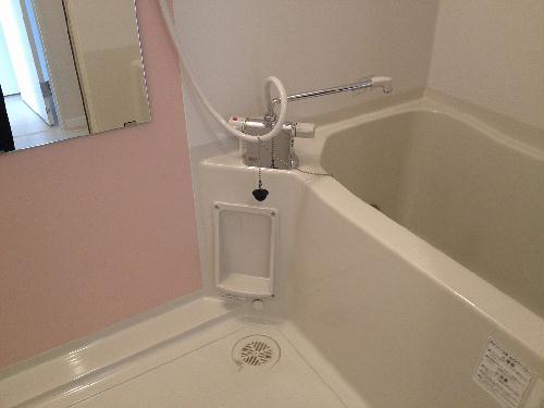 バス・シャワールーム　お風呂の壁部分色はお部屋ごとに異なる場合がございます。