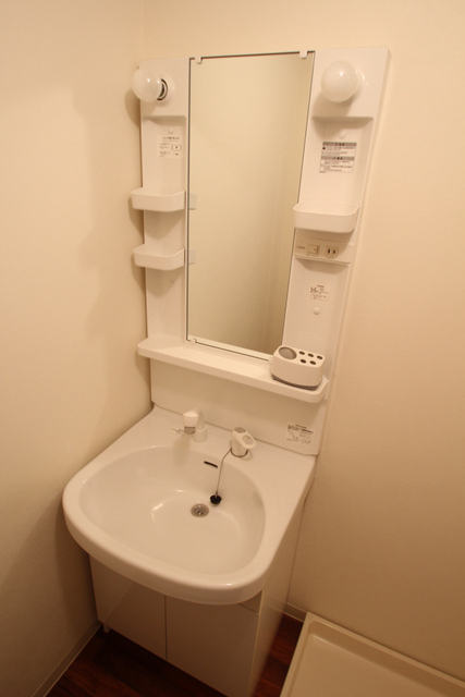 洗面設備　明るい照明付き！