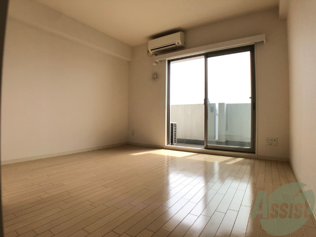 その他部屋・スペース　別の角度から洋室を撮影しました。２枚戸から陽が射しています。