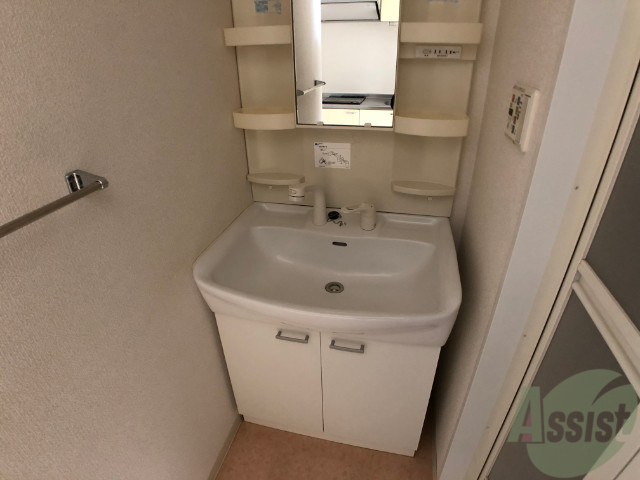 洗面設備　洗面台は独立タイプ。朝の身支度もスムーズですね。