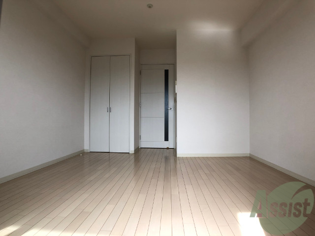 居室・リビング　白を基調とした明るくて清潔感のあるお部屋ですよ。