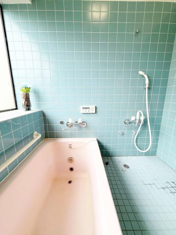 バス・シャワールーム　青タイルに広い浴槽。シャワー付きで実用的