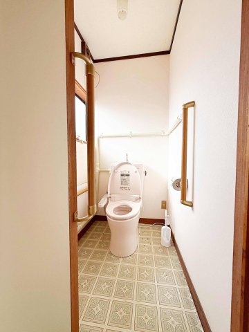 トイレ　洋式・水洗トイレ。温水洗浄便座は現状設備です。