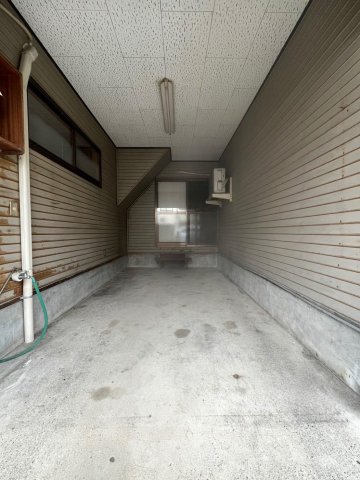 駐車場　玄関横の車庫から家に直接入れる便利設計