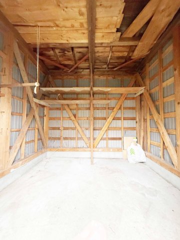 その他部屋・スペース　広さたっぷりの倉庫で作業も収納も効率よくこなせる