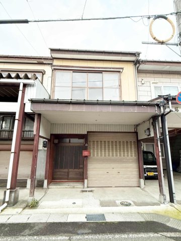 建物外観　車を守るビルトインガレージが魅力の外観