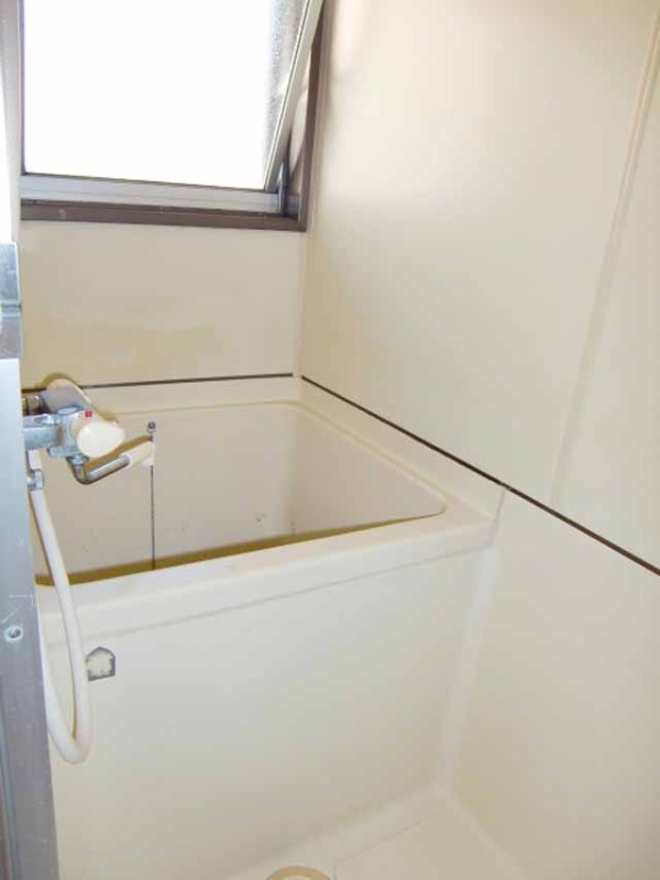 バス・シャワールーム　窓付きで換気しやすいですね！